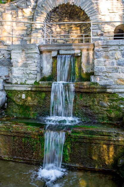 Foto di una vecchia piccola cascata antica della fontana in un parco