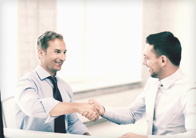 foto di uomini d'affari che si stringono la mano in ufficio