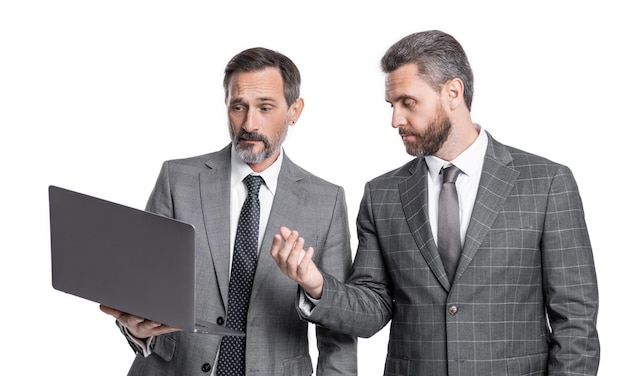 foto di uomini d'affari confusi freelance su laptop due uomini d'affaires freelance usando laptop uomini d'afari freelance isolati su sfondo bianco uomini d' affari freelance in studio