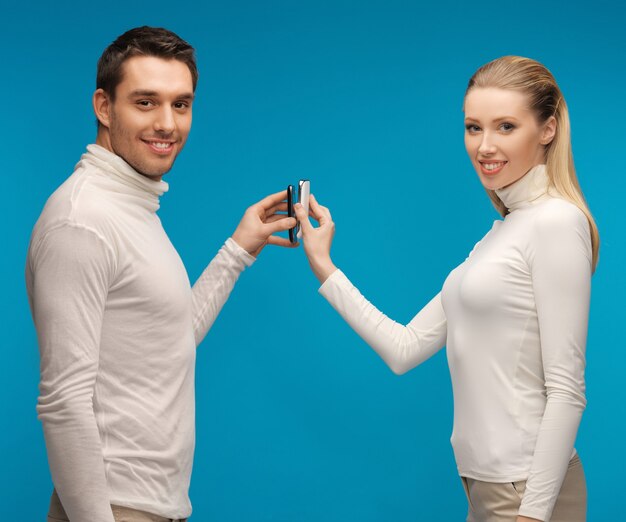 foto di uomo e donna con gadget moderni