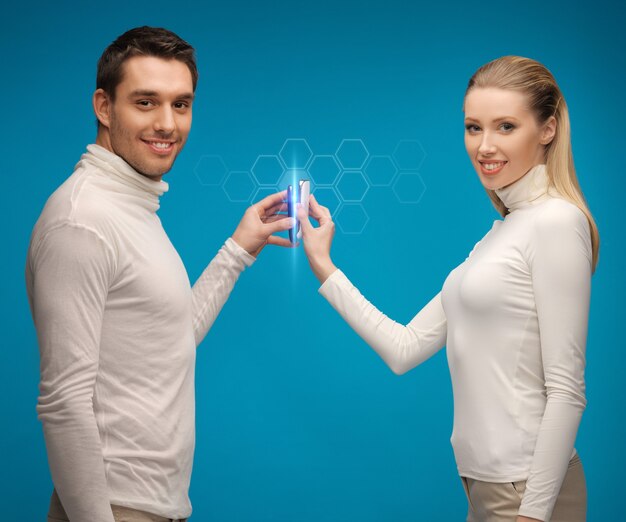 foto di uomo e donna con gadget moderni