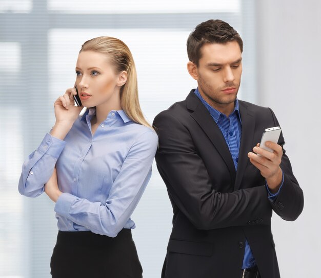 foto di uomo e donna con telefoni cellulari