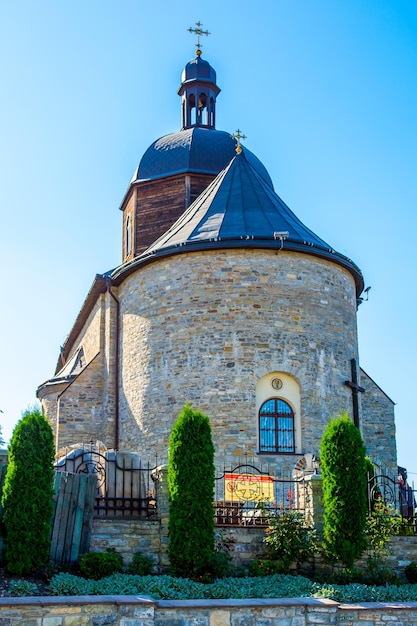 Foto di vecchia chiesa antica su un fondo del cielo in KamyanetsPodilsky