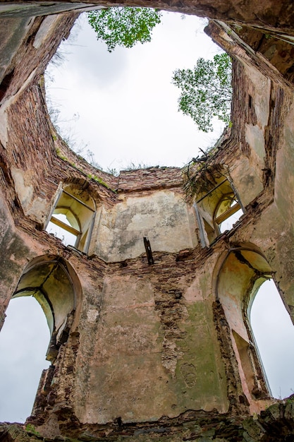 Foto di vecchia torre antica del castello di pietra a Nyrkiv