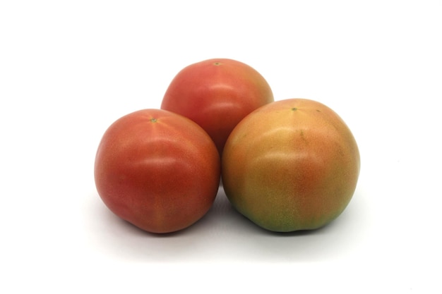 Foto di verdure fresche e pomodori su sfondo bianco