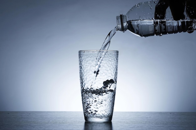 Foto di versare l'acqua in un bicchiere d'acqua