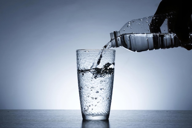 Foto di versare l'acqua in un bicchiere d'acqua