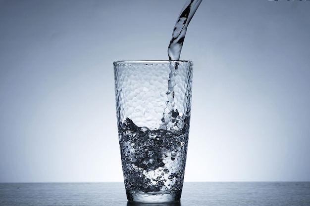 Foto di versare l'acqua in un bicchiere d'acqua