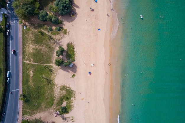 Foto di vista aerea di vista superiore dal drone volante del paesaggio di paesaggio di mare bellissimo spiaggia tropicale