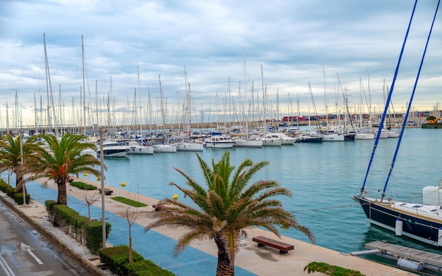 Foto di yacht nel porto della città di Valencia in Spagna