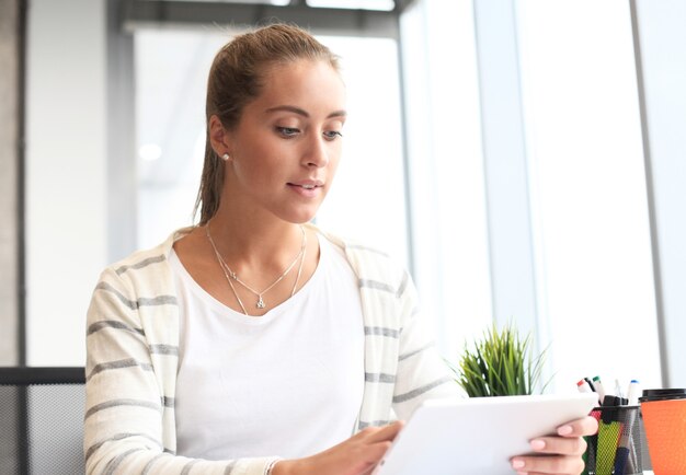 Foto donna che lavora con un nuovo progetto di avvio in un ufficio moderno