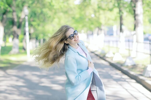 foto estiva ragazza adulta / bella bionda sulla foto estiva, concetto di felicità femminile estiva