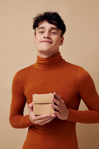 Foto giovane fidanzato elegante acconciatura marrone dolcevita scatola piccola in mano Stile di vita inalterato