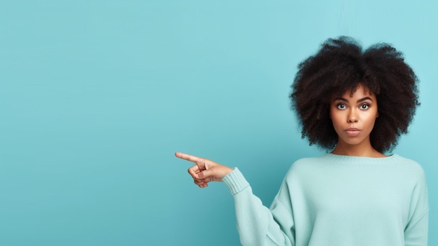 Foto gratis giovane donna con taglio di capelli afro che indossa un maglione bianco