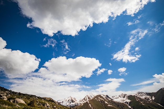 Foto HDR della catena montuosa con grande cielo nuvoloso