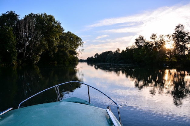 Foto Immagine del bellissimo fiume Brenta selvaggio nel nord Italia