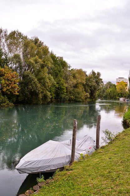 Foto Immagine del bellissimo fiume Brenta selvaggio nel nord Italia