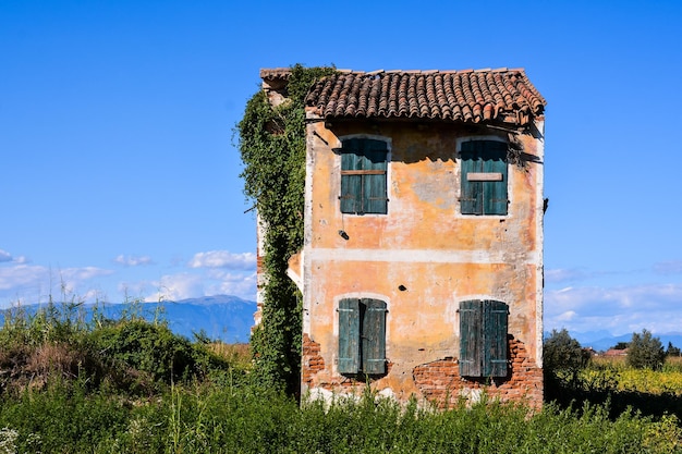 Foto Immagine dell'esterno di una casa abbandonata