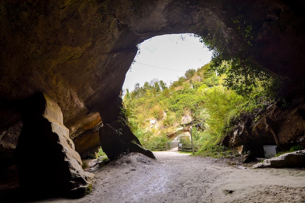 Foto Immagine dell'ingresso della grotta