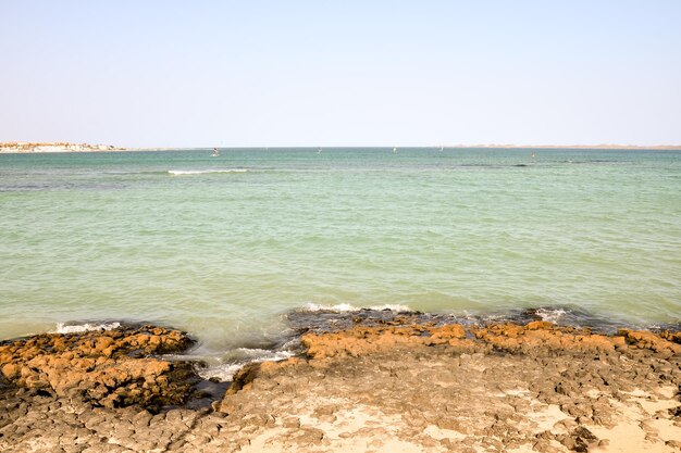 Foto Immagine della splendida vista della costa dell'oceano