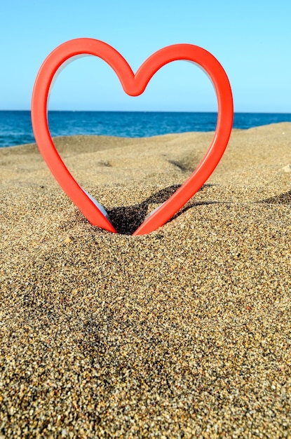 Foto Immagine di un cuore sulla spiaggia di sabbia