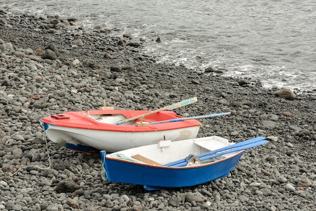 Foto Immagine di una barca colorata vicino alla costa dell'oceano