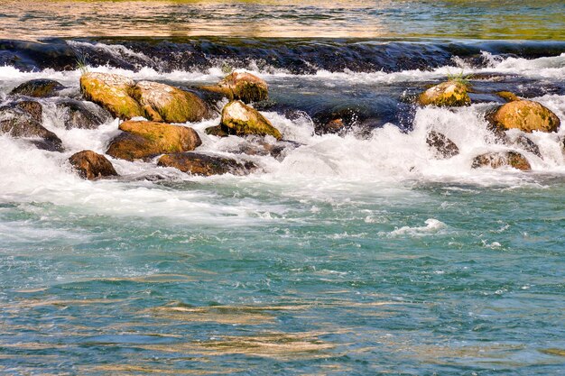 Foto Immagine di una bella cascata di spruzzi d'acqua