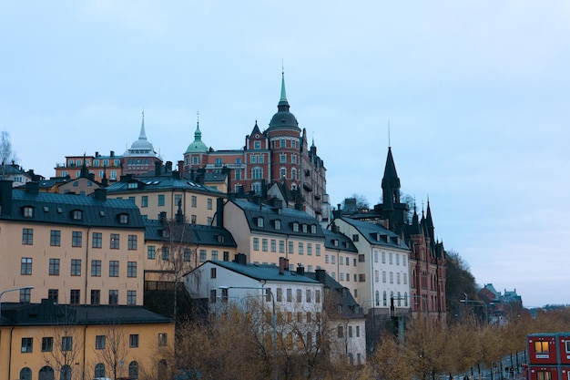 Foto impressionante vista dell'edificio del municipio di Estocolmo Suecia catturata nel crepsculo