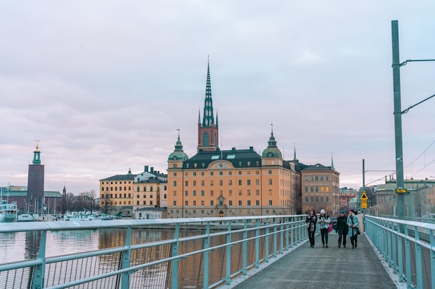 Foto impressionante vista dell'edificio del municipio di Estocolmo Suecia catturata nel crepsculo