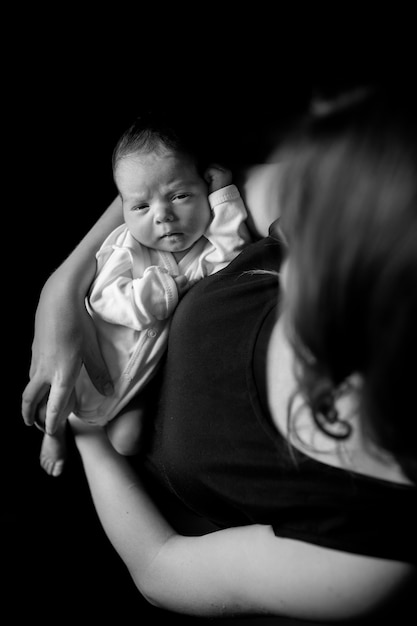 Foto in bianco e nero del neonato