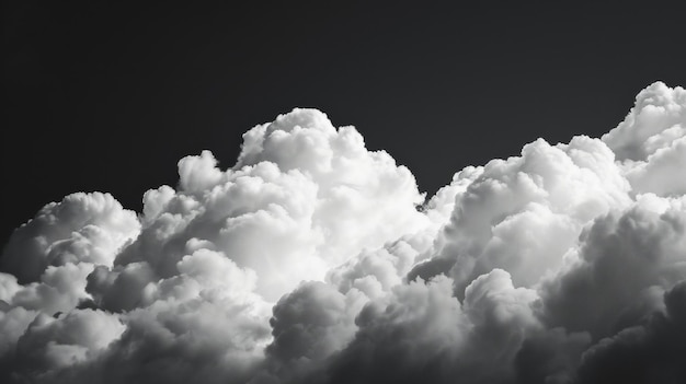 Foto in bianco e nero delle nuvole nel cielo