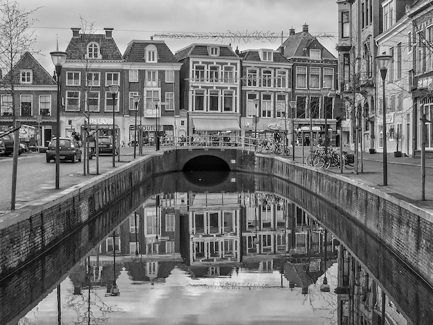 Foto in bianco e nero di un fiume della vecchia città di leeuwarden e architettura artistica