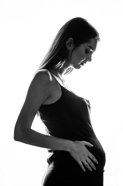 foto in bianco e nero di una donna incinta su sfondo bianco