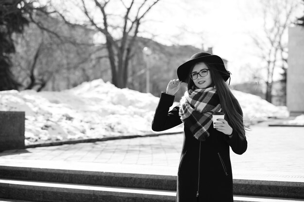 Foto in bianco e nero di una giovane ragazza che passeggia