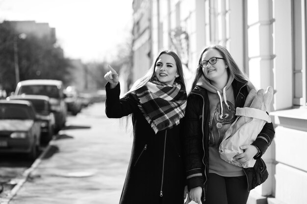 Foto in bianco e nero di una giovane ragazza che passeggia