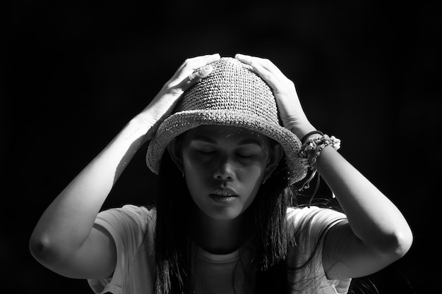 Foto in bianco e nero ragazza con un cappello