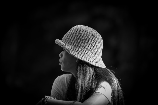 Foto in bianco e nero ragazza con un cappello