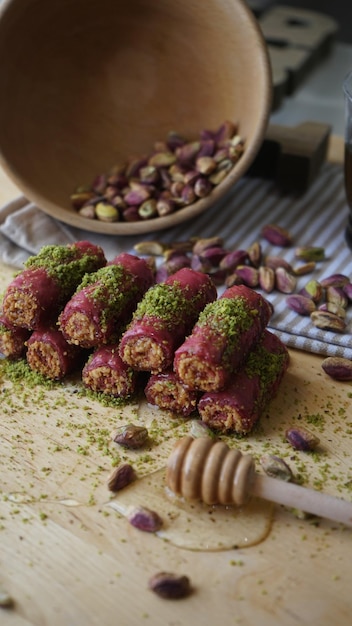 Foto in primo piano dessert turco baklava fatto di noci di pasticceria sottili e miele