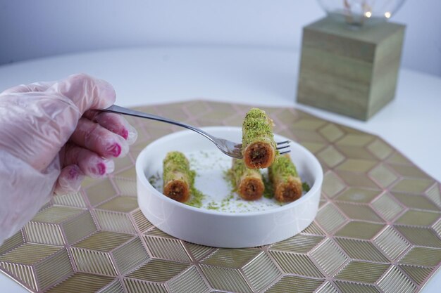 Foto in primo piano dessert turco baklava fatto di noci di pasticceria sottili e miele