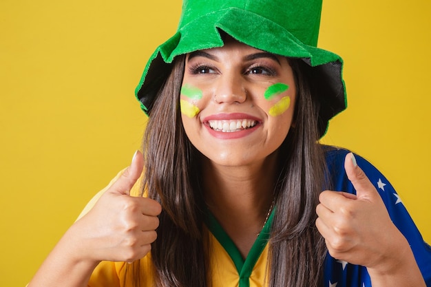 Foto in primo piano Donna sostenitrice della Coppa del mondo brasiliana 2022 approvazione affermativa positiva che indossa bandiera e cappello da cheerleading