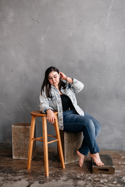 Foto in studio di una bella ragazza adulta 1