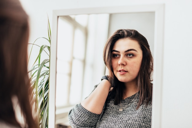 Foto in studio di una bellissima ragazza adulta