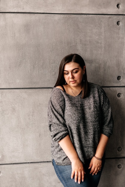 Foto in studio di una bellissima ragazza adulta