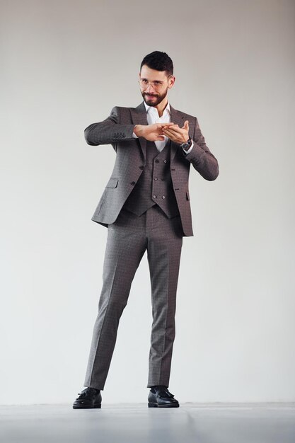 Foto integrale di giovane uomo d'affari alla moda che è vestito al chiuso Concezione del successo