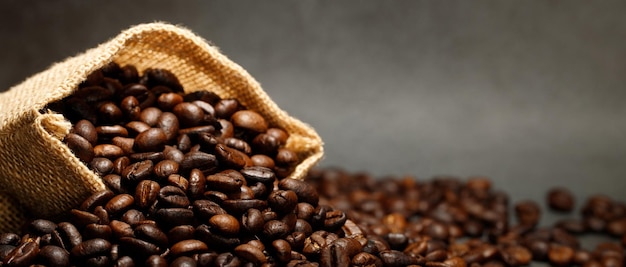 Foto macro close up texture di chicchi di caffè tostato scuro può essere utilizzato come sfondo
