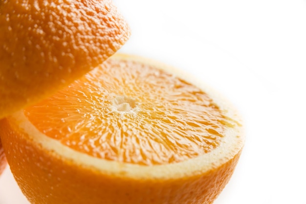 Foto macro con messa a fuoco selettiva di una fetta d'arancia su sfondo bianco