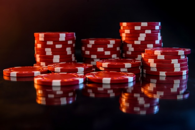 Foto macro di fiches del casinò sul tavolo