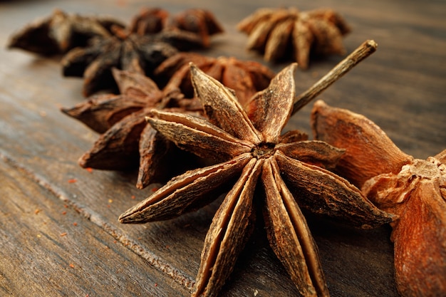 Foto macro di stelle di anice su legno