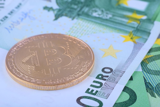 Foto macro - sfondo della valuta europea, dell'euro e del bitcoin