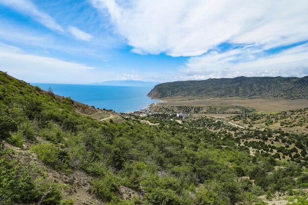 Foto naturalistiche sul sentiero Golitsyn Paesaggi del Mar Nero e montagne nel verde Crimea